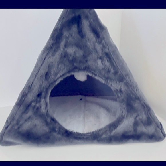 Cat condo in a box. - Picture 2 of 2